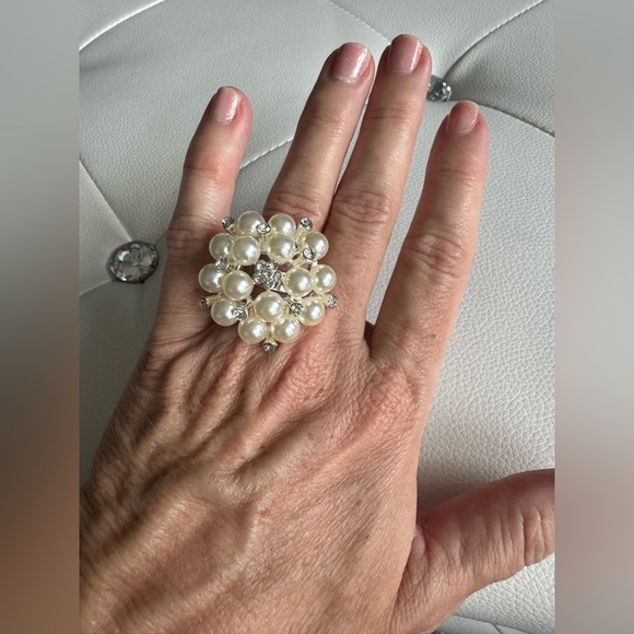 Pearl and Rhinestone Cluster Statement Adjustable Silver ring Bridal New - Picture 7 of 8